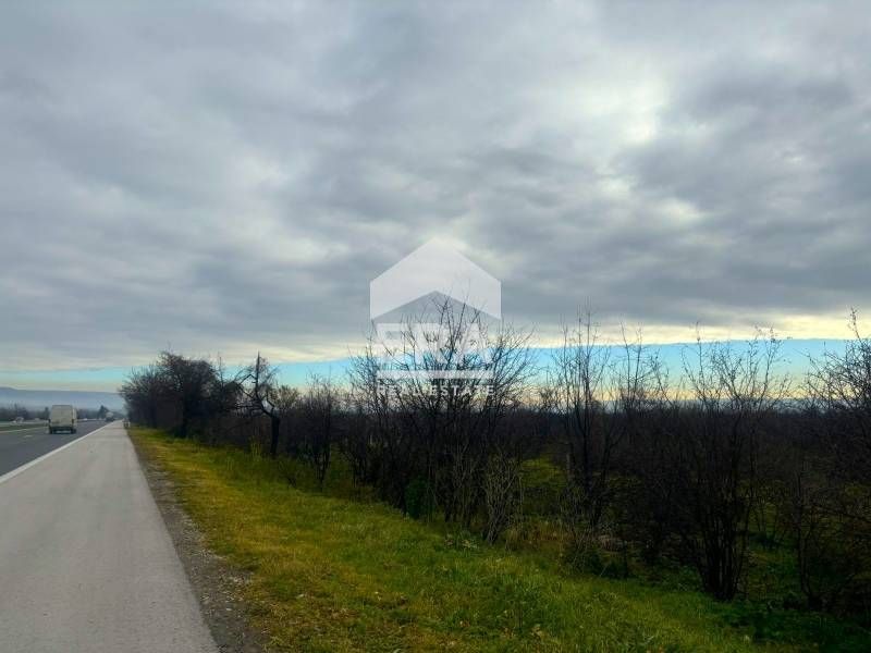 Урегулиран поземлен имот за продажба, с лице на автомагистрала Хемус,