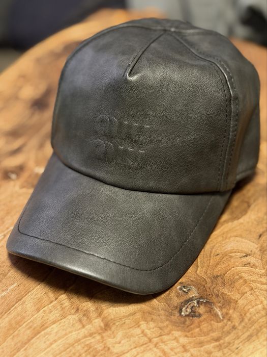 Кожена шапка Mi*u Mi*u