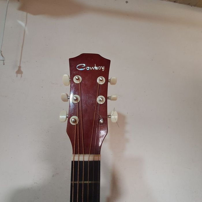 Gitara sifati yaxshi chixoli ham bor qo'shib beriladi