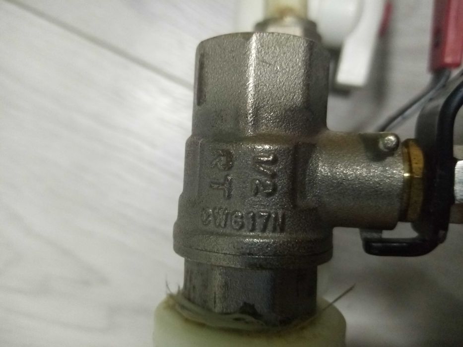 Продаются рабочие б/у краны Royal Thermo, 4шт.