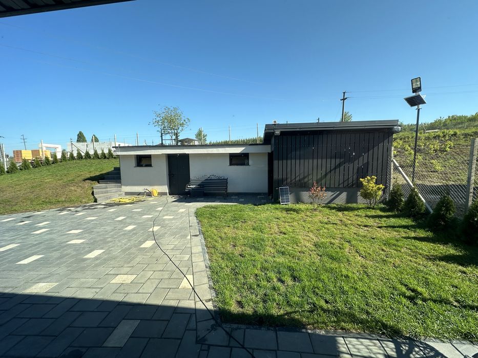 Vând casa 240mp  teren 2200mp plus 2 garaje beci magazie…Falticeni.