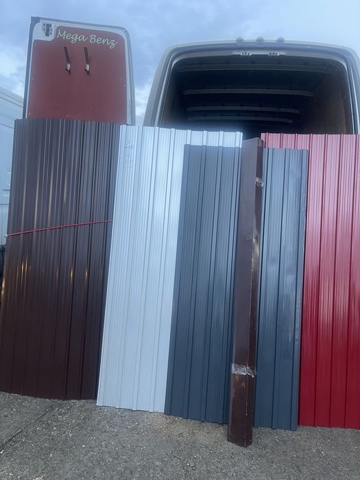 Tablă cutată metalică, rezistentă și durabilă.