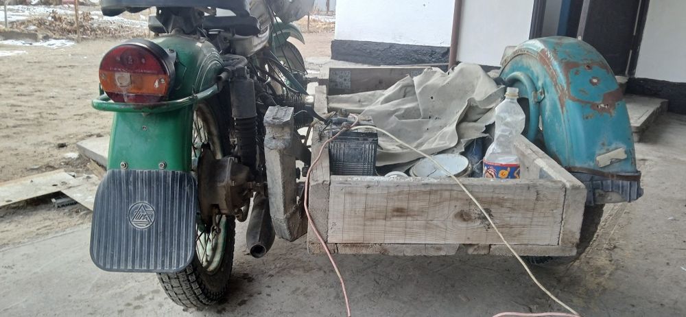 Мотоцикл Урал едет