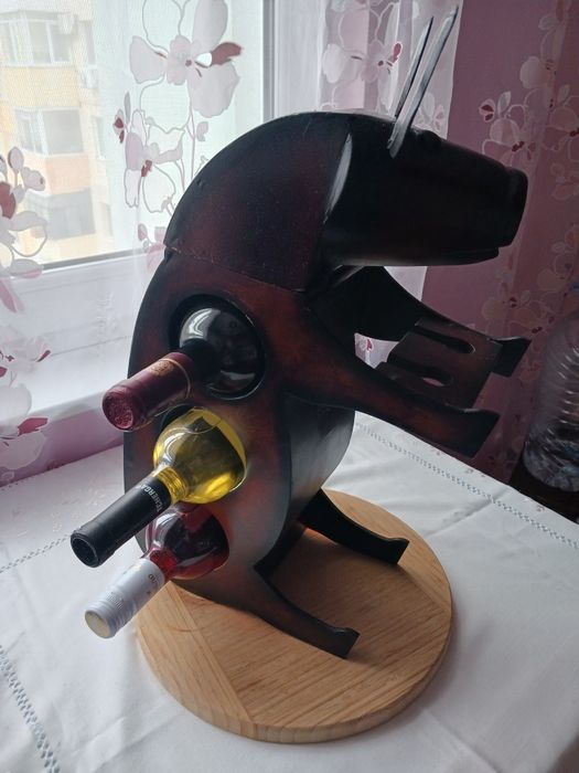 Оригинална дървена поставка за вино и чаши