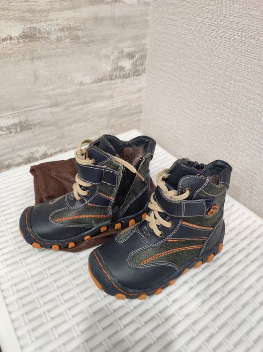 Продам новые детские сапоги с мехом