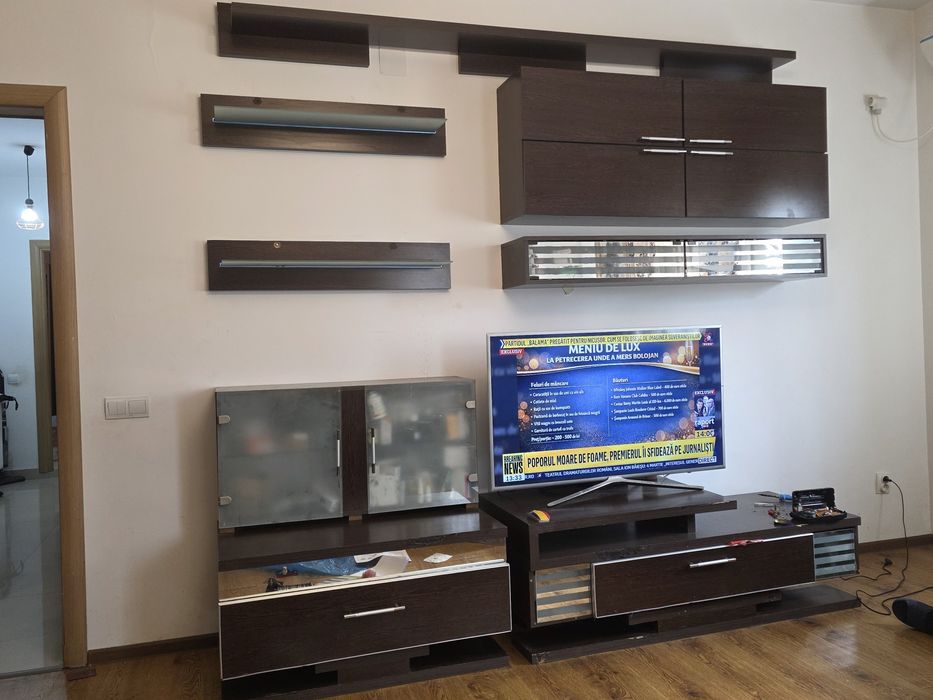 Vând mobilă living modernă și solidă. Necesită ușoare reparații de căn