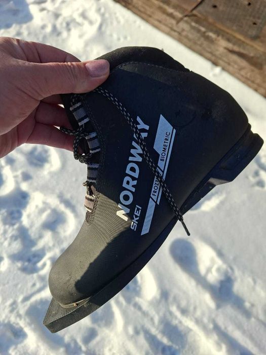 Продам лыжи с ботинками