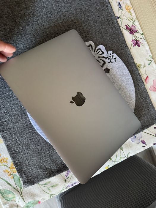 Macbook pro 2020 a2337  M1