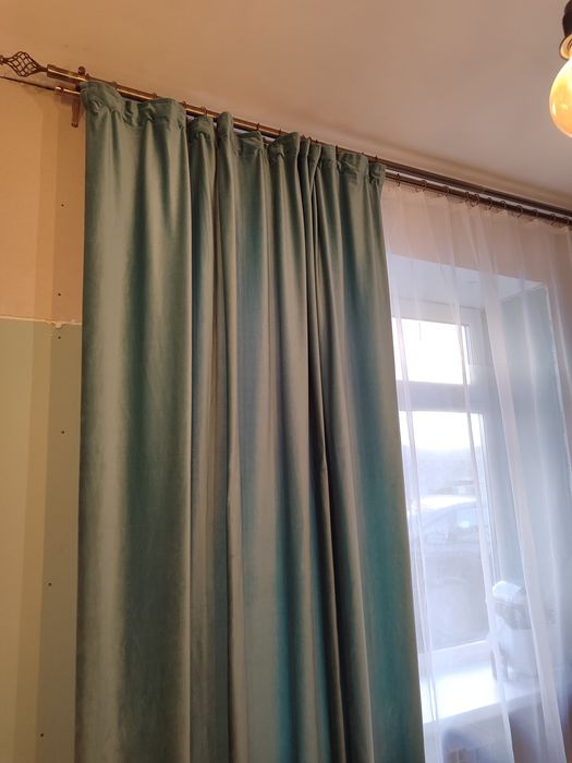 стол, стулья,обои, гардины со шторами+тюль