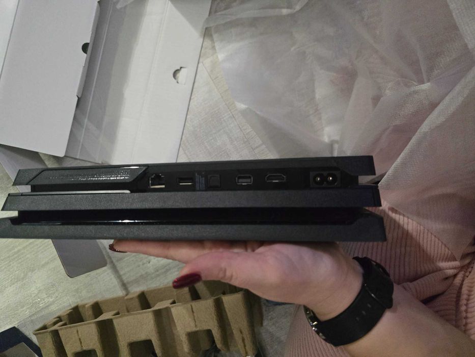PlayStation 4 Pro 1 tb с допълнителен джойстик