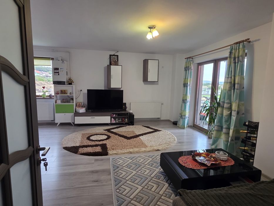 Închiriez apartament cu două camere pe termen lung în Green Rezidence  cu loc de parcare inclus.