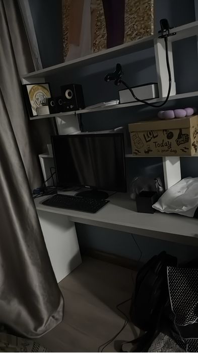 Продаю компьютерный стол с полками