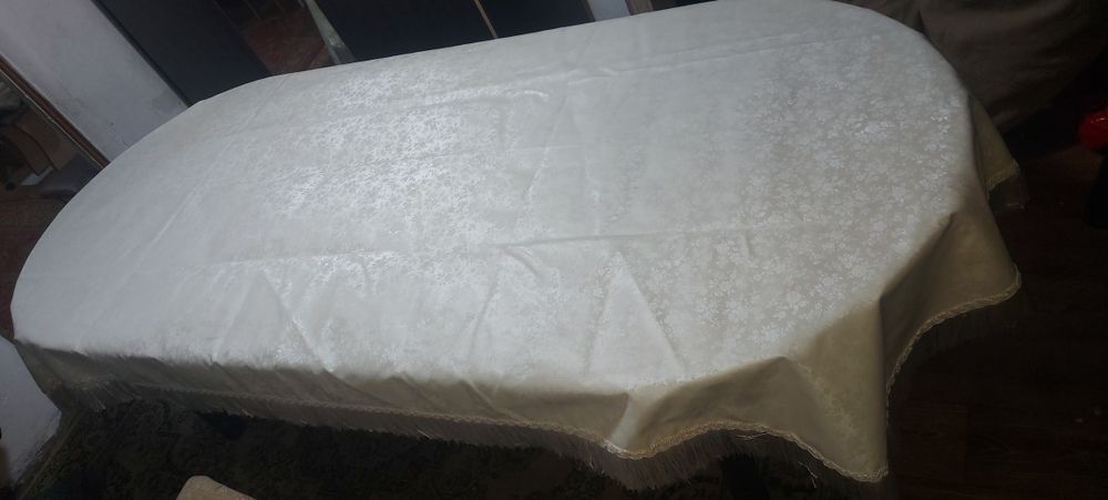 Продам стол большой для гостиной дубавой