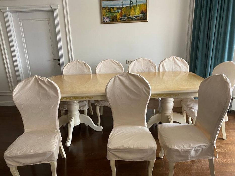 Гостиный деревянный стол