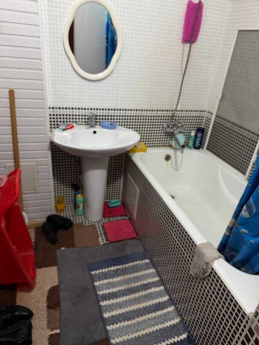 Продается своя банковская квартира 2х3 комнатная кирпич.