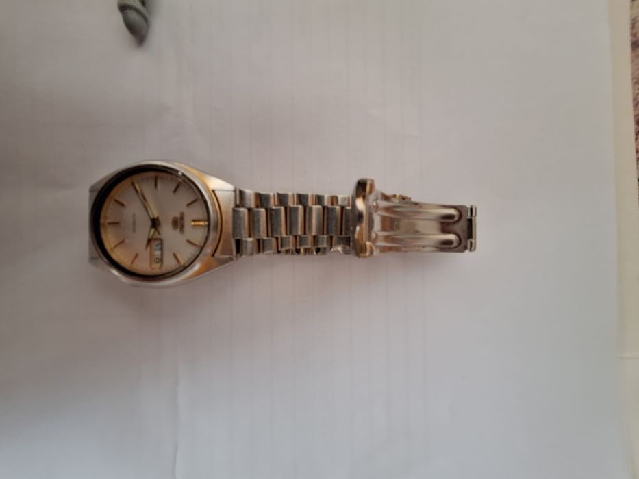 Продавам ръчен часовник "Seiko 5".