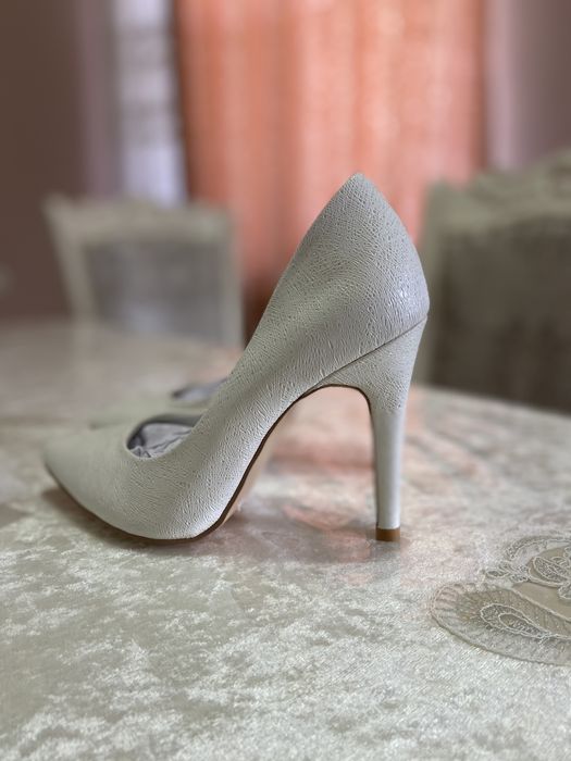 Продам новые белые туфли