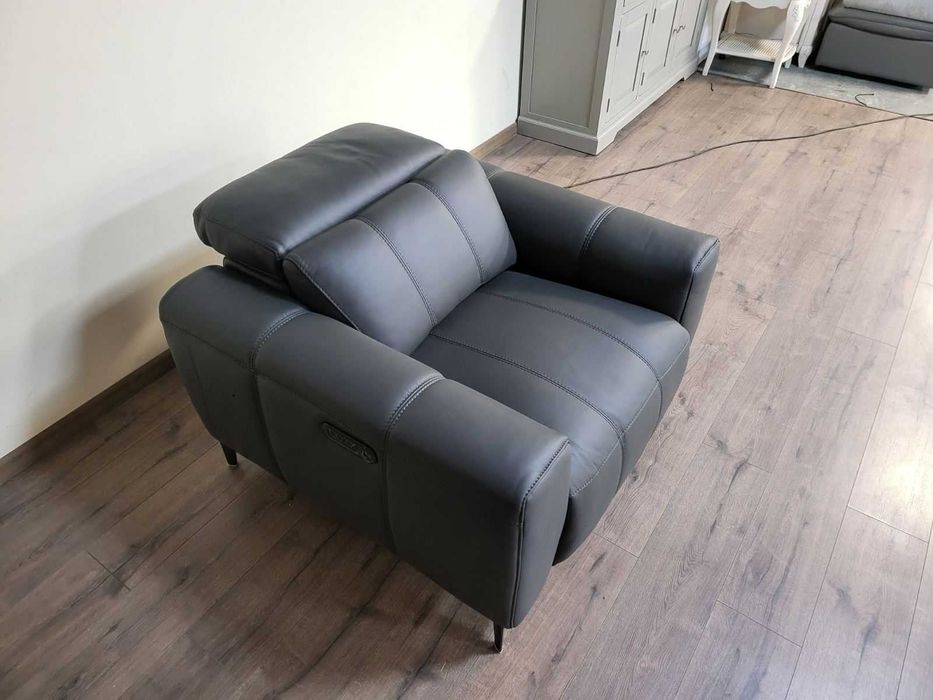 Тъмно сив кожен фотьойл с електрически релаксиращ механизъм
