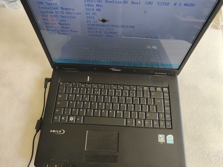 Laptop Fujitsu ecran cu pata pe el