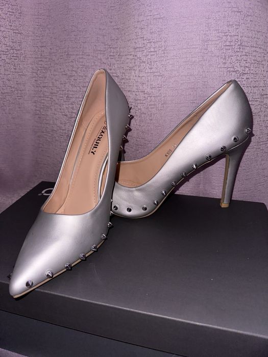 Pantofi cu toc argintii cu ținte