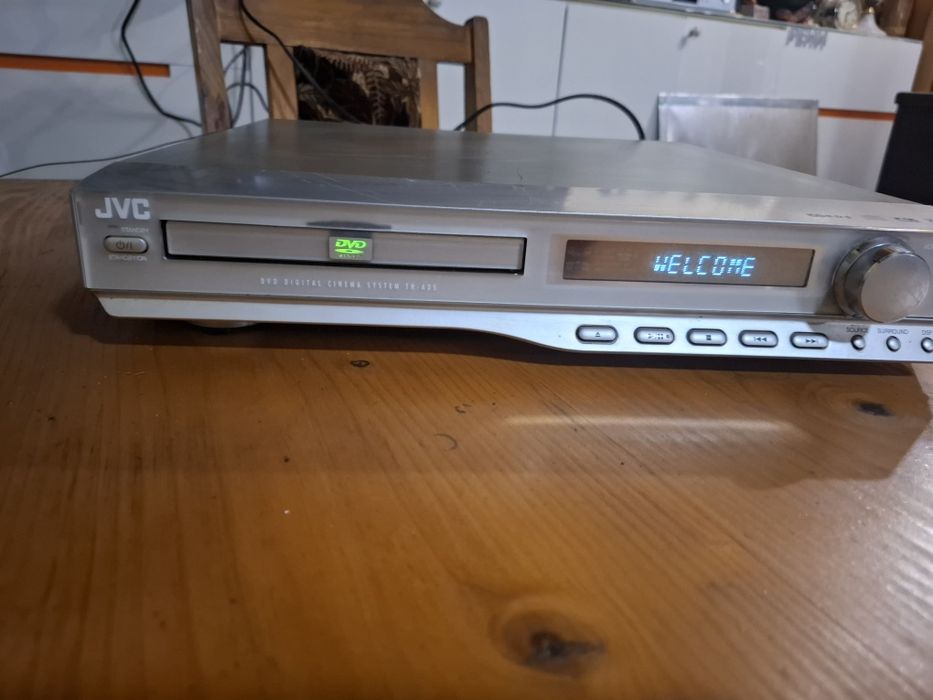 Продавам домашно кино jvs
