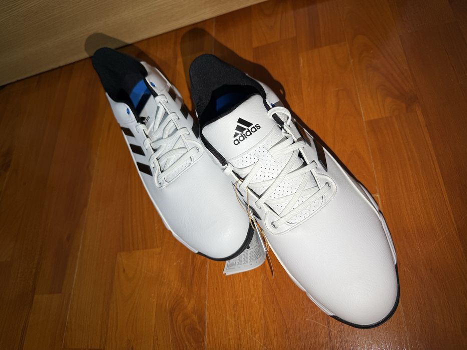 Vând adidași de golf