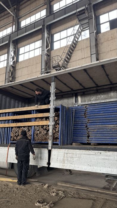 В продаже монолитные рамные леса