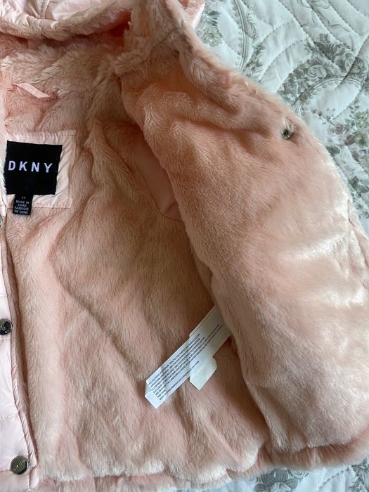 Детко яке DKNY цеят праскова за 2 години момиче