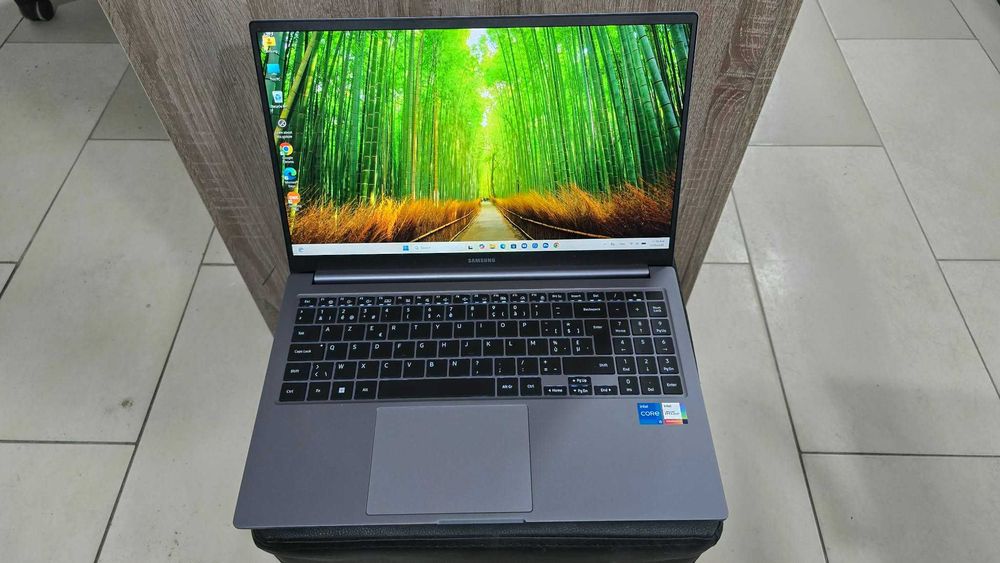 Лаптоп Samsung Galaxy Book4 15.6" i5-1335U 256 SSD / 8 RAM