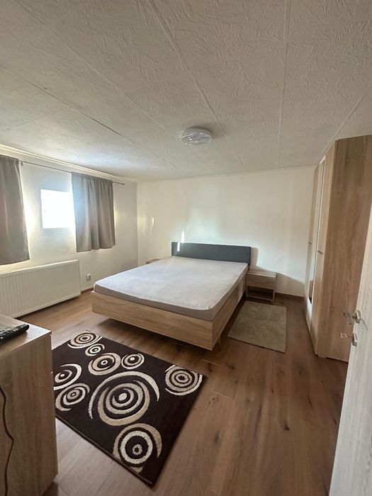 Garsoniera de închiriat la curte