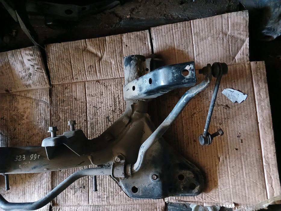 Балка Мазда 323 на 2000г