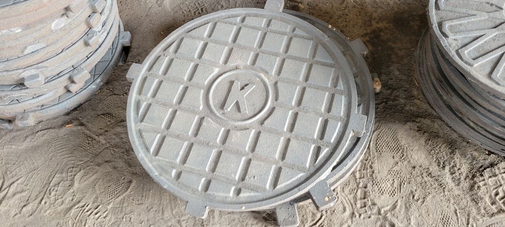 Канализационные чугунные люки, дождеприёмные решетки и пр.