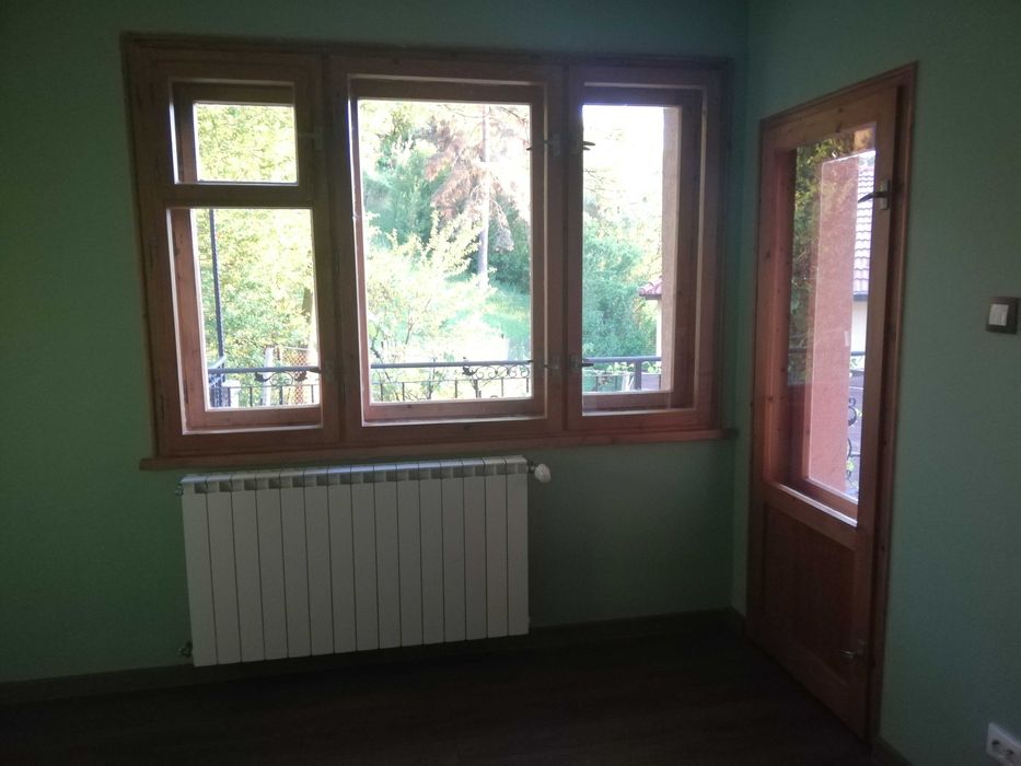 Дървена демонтирана дограма със запазени стъкла