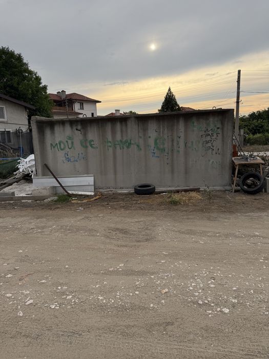 Продавам бетонен гараж