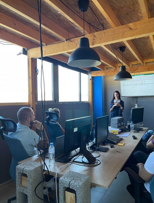 Дава се под наем Офис в Перник, Център - 300 кв.м за 153 € - Снимка #2