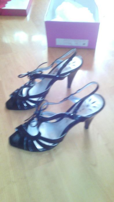Vand sandale din lac cu toc folosite de 2 ori!!