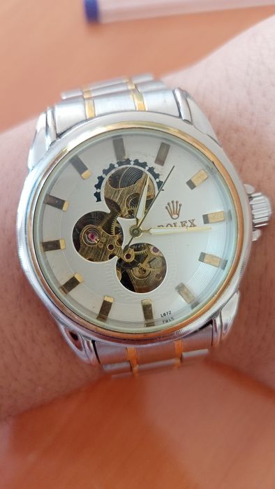 Rolex soat sotiladi
