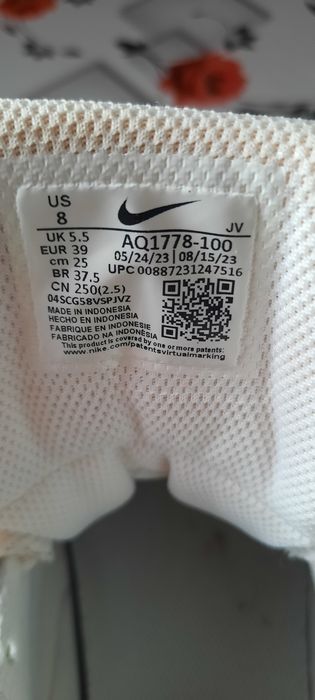 Vând adidași NIKE culoare albă made în Indonesia bine întreținuți nr39