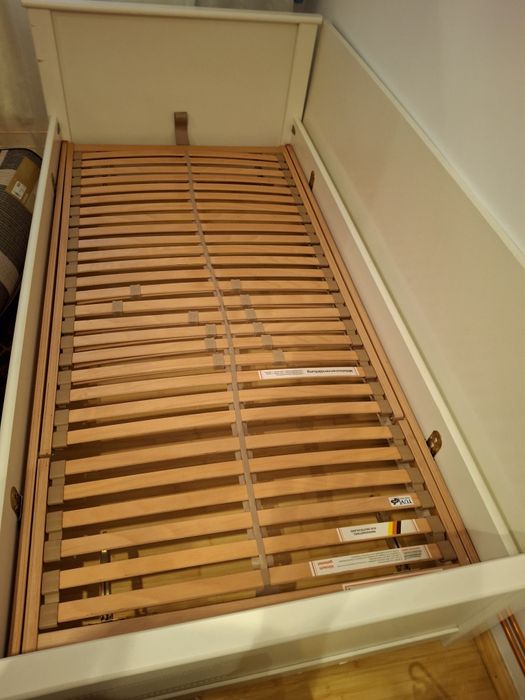 Vând pătuț, scaun solide ,hăinuțe, pat de 1m/2m