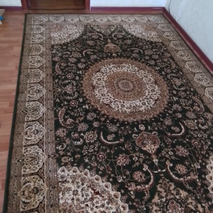 Ковёр шерстяной зелёного цвета