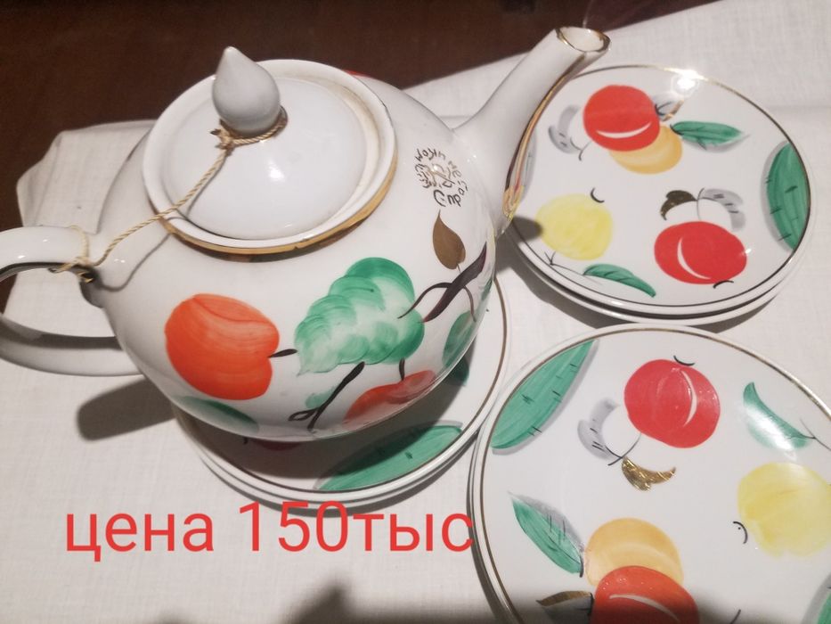 Чайный сервиз, чашки, чайник, десертные тарелки.