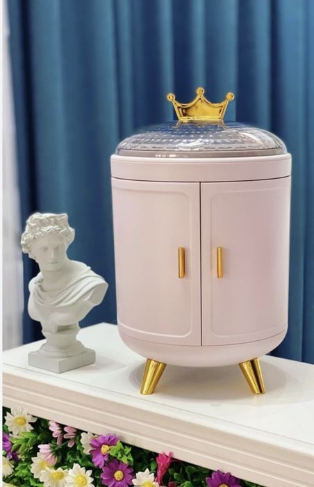 Шкаф-органайзер с прозрачной крышкой и золотой короной