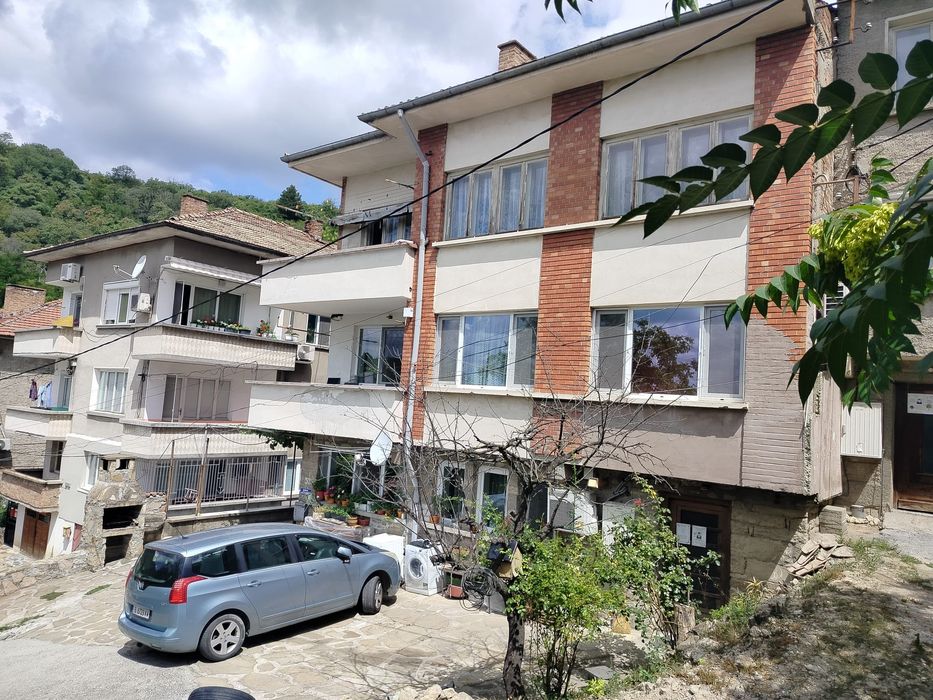 Продавам тристаен апартамент  117 кв.м, 50 кв.м и 30 кв.м