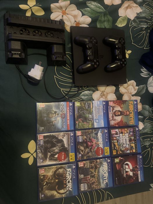 PlayStation 4 Slim + 2 controllere + 9 jocuri + suport de încărcare