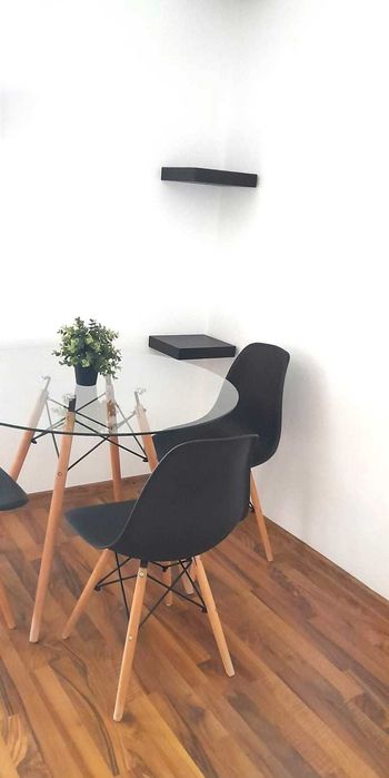 Masa cu design modern, blat rotund de sticla securizata