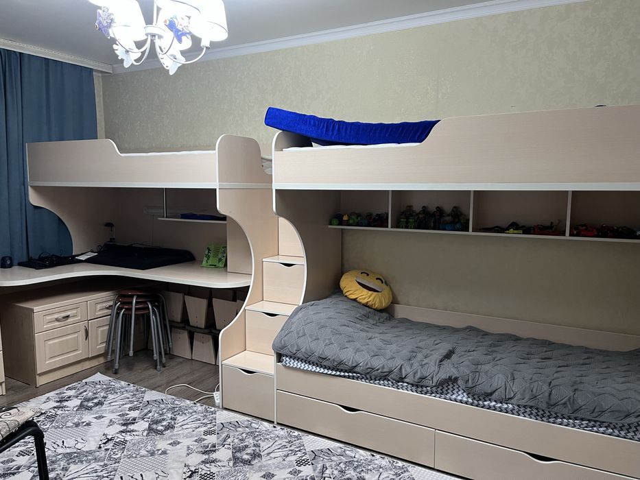 Продам детскую комнату со столом