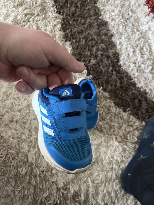 Adidasi baietei