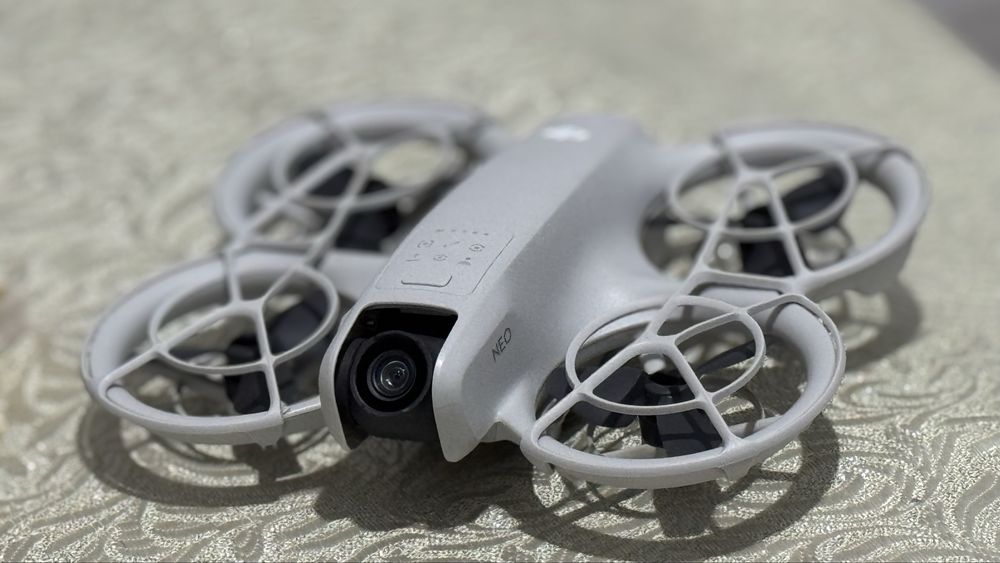 Дрон DJI Neo — компактный, для аэросъёмки