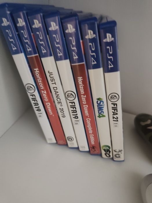 PS 4, +7 jocuri incluse,2 joystick-uri,memorie hard disk 1TB!