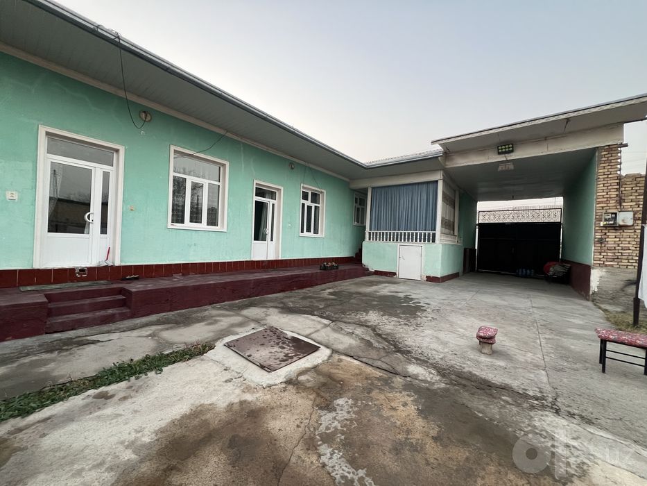 Fasadi keng bo’lgan uy sotiladi narxi kelishiladi